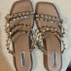 Steve Madden size 10 womens cross cross sandal brown and gold